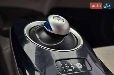 Хэтчбек Nissan Leaf 2010 в 
