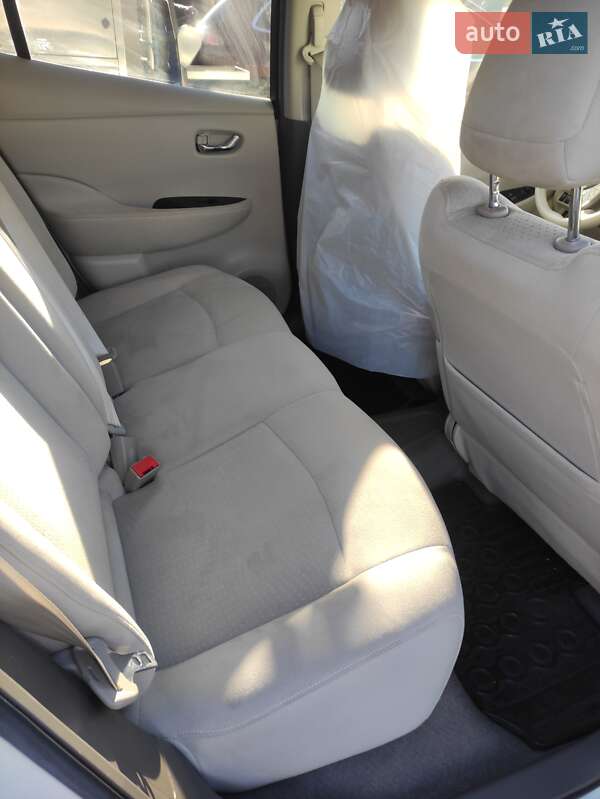 Хэтчбек Nissan Leaf 2012 в Заставной