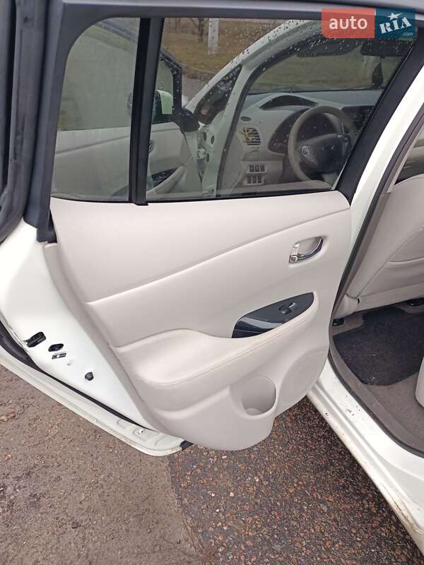 Хэтчбек Nissan Leaf 2012 в Березане