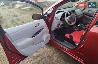 Хэтчбек Nissan Leaf 2012 в 