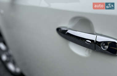 Хэтчбек Nissan Leaf 2012 в 