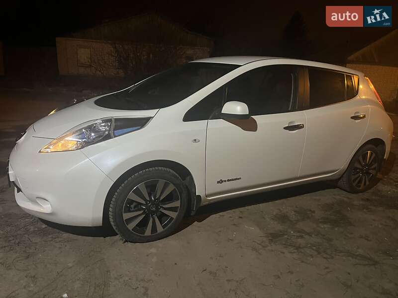 Хетчбек Nissan Leaf 2014 в 