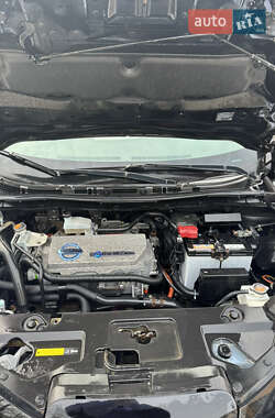 Хэтчбек Nissan Leaf 2012 в 