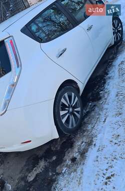 Хэтчбек Nissan Leaf 2015 в 