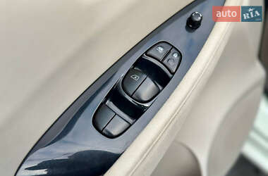 Хэтчбек Nissan Leaf 2012 в 