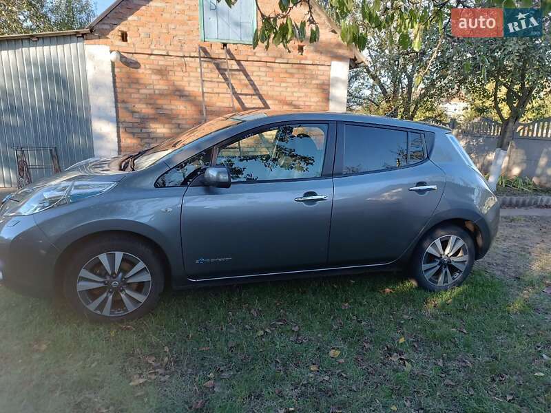 Хэтчбек Nissan Leaf 2014 в 