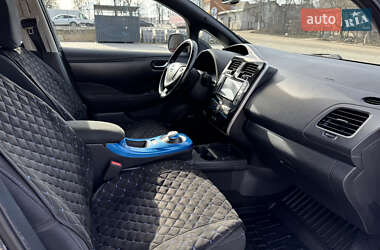 Хэтчбек Nissan Leaf 2013 в 