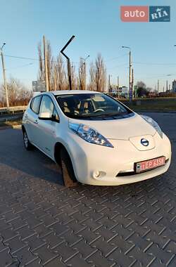 Хэтчбек Nissan Leaf 2012 в 