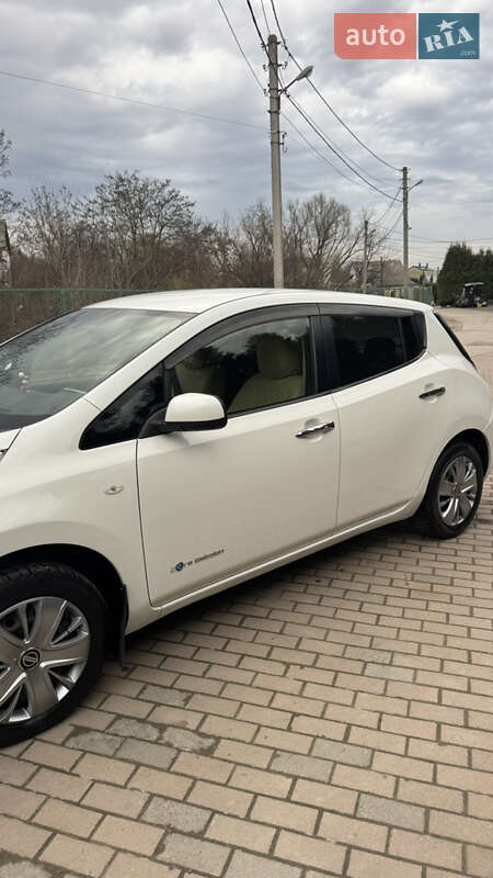 Хэтчбек Nissan Leaf 2012 в 