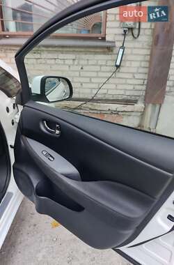 Хэтчбек Nissan Leaf 2014 в 