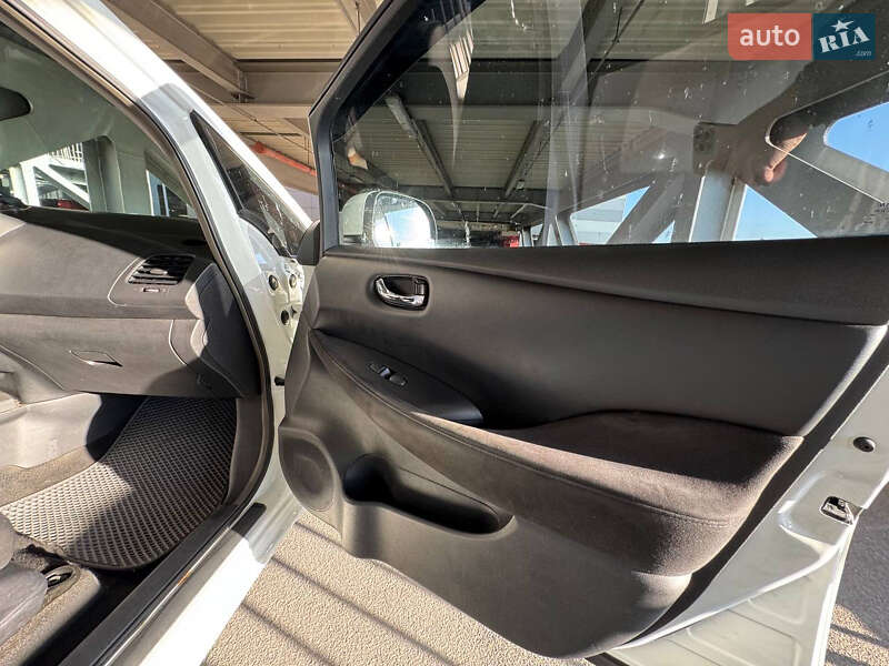 Хэтчбек Nissan Leaf 2016 в Киеве