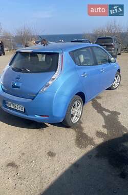 Хэтчбек Nissan Leaf 2012 в 