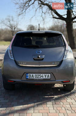 Хэтчбек Nissan Leaf 2013 в 