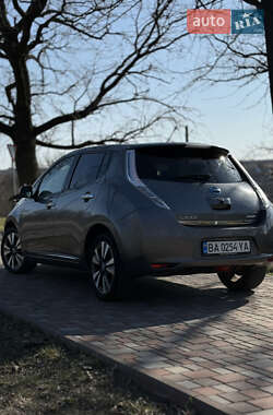 Хэтчбек Nissan Leaf 2013 в 