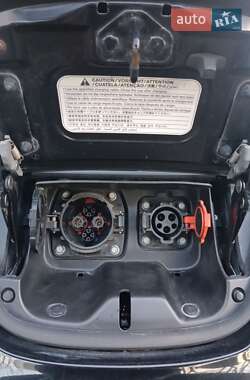 Хэтчбек Nissan Leaf 2012 в 