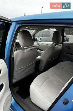 Хэтчбек Nissan Leaf 2012 в 