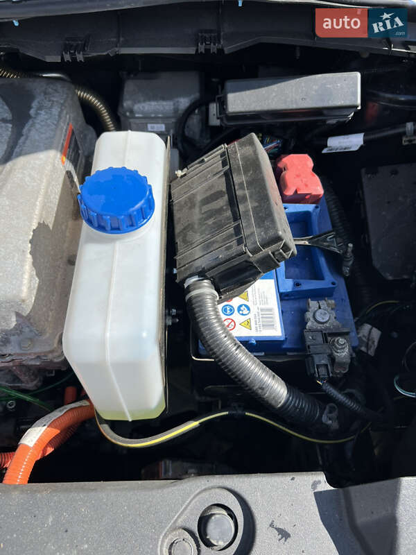 Хэтчбек Nissan Leaf 2013 в Днепре