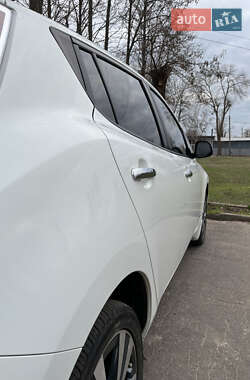 Хетчбек Nissan Leaf 2015 в 