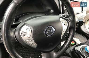 Хэтчбек Nissan Leaf 2013 в 