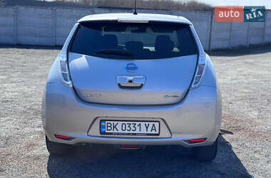 Хэтчбек Nissan Leaf 2013 в 