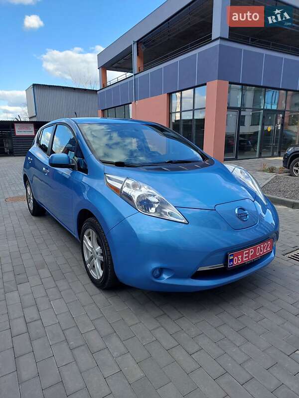 Хэтчбек Nissan Leaf 2013 в 