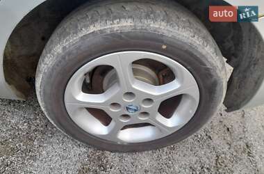 Хэтчбек Nissan Leaf 2012 в 