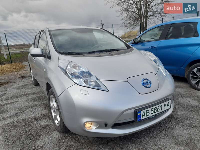 Хэтчбек Nissan Leaf 2012 в 