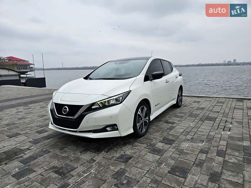 Хэтчбек Nissan Leaf 2018 в 
