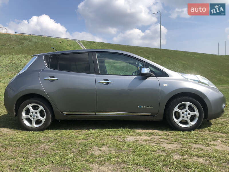 Хетчбек Nissan Leaf 2013 в Дніпрі