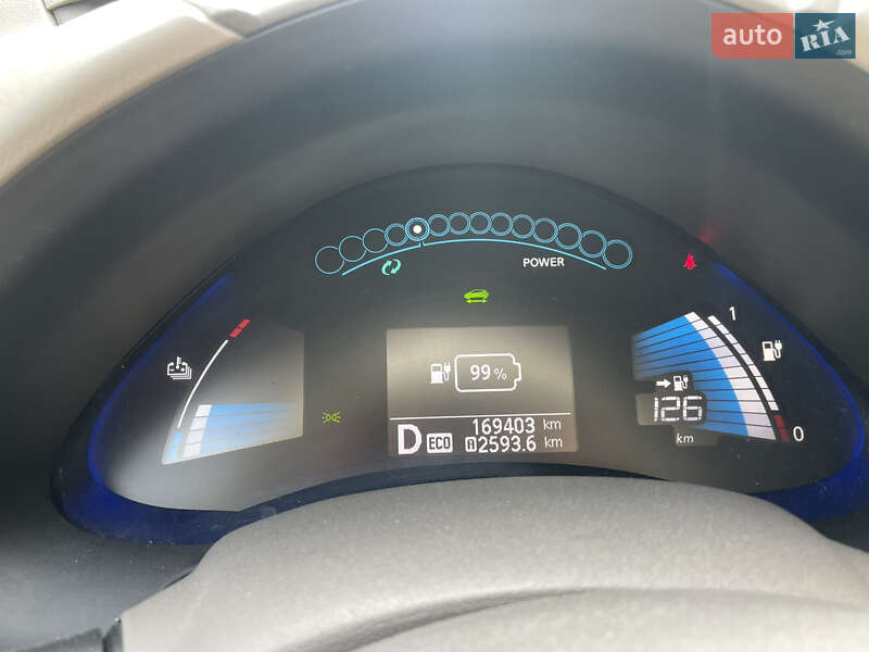 Хетчбек Nissan Leaf 2013 в Чернівцях