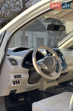 Хэтчбек Nissan Leaf 2012 в 