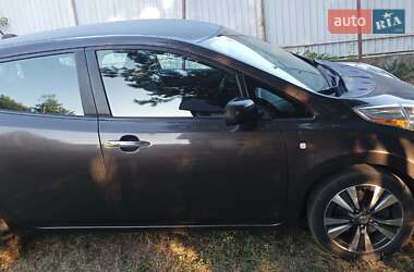 Хэтчбек Nissan Leaf 2015 в 