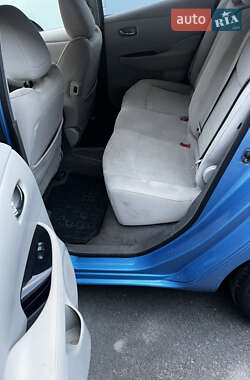 Хэтчбек Nissan Leaf 2012 в 
