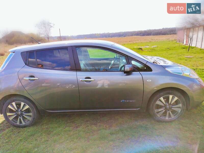 Хэтчбек Nissan Leaf 2014 в 