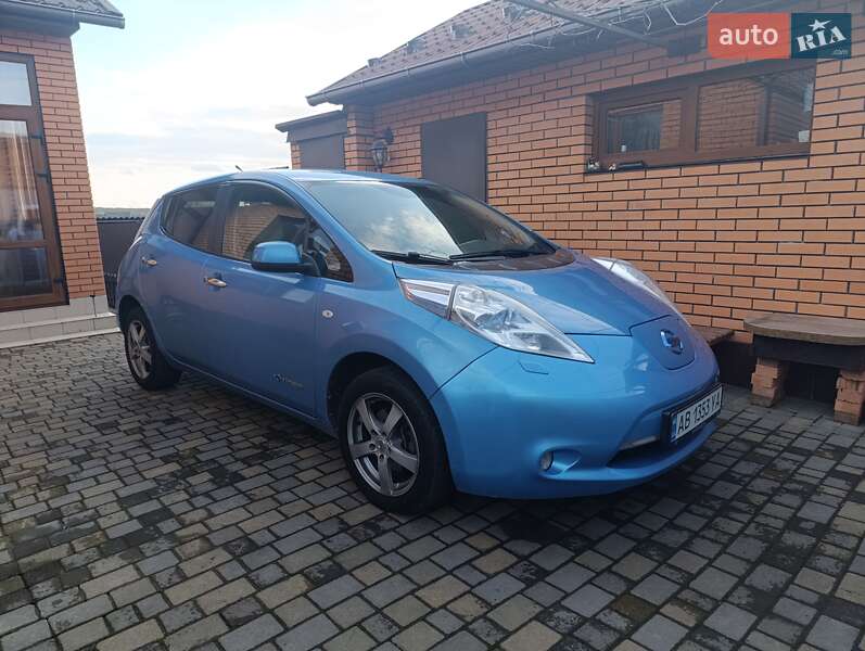 Хэтчбек Nissan Leaf 2011 в 