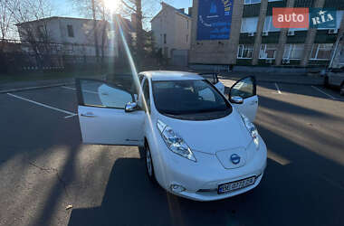 Хэтчбек Nissan Leaf 2013 в 