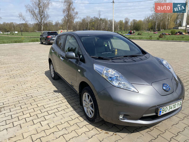 Хэтчбек Nissan Leaf 2015 в 