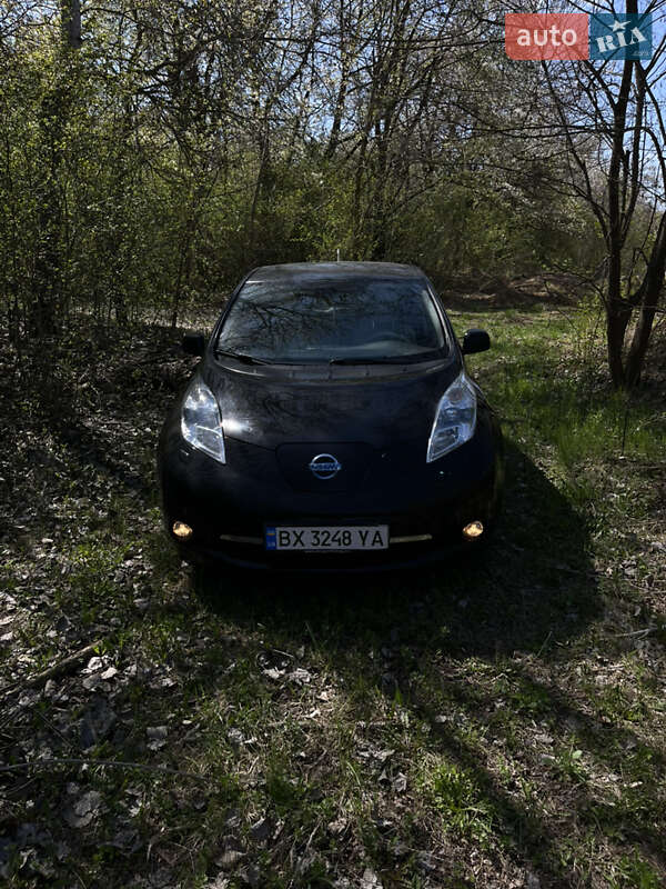 Хэтчбек Nissan Leaf 2012 в 