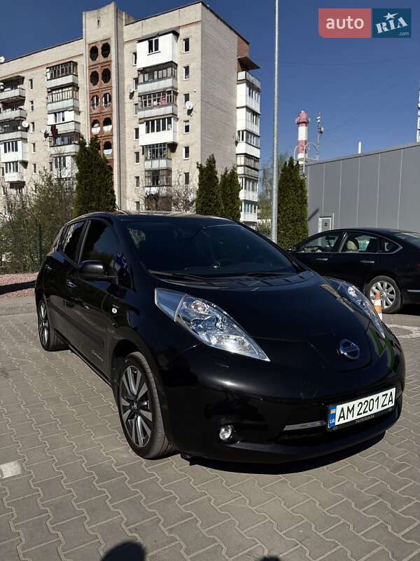 Хетчбек Nissan Leaf 2015 в 