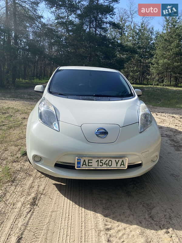 Хетчбек Nissan Leaf 2015 в 