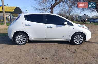 Хэтчбек Nissan Leaf 2013 в 