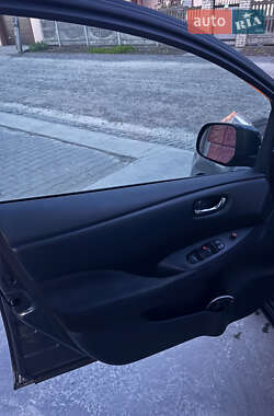 Хэтчбек Nissan Leaf 2014 в 