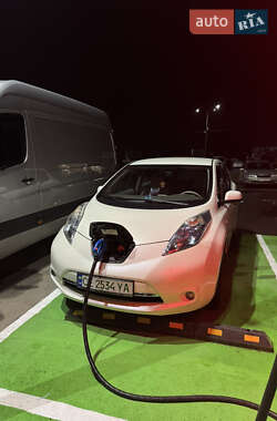 Хэтчбек Nissan Leaf 2012 в 