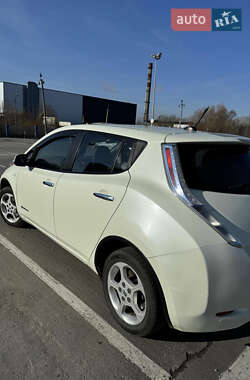Хэтчбек Nissan Leaf 2012 в 