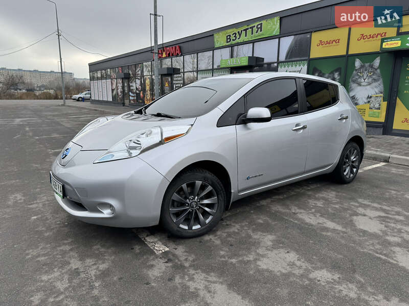 Хэтчбек Nissan Leaf 2016 в 