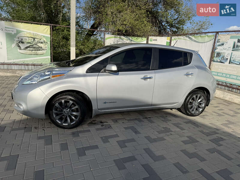 Хетчбек Nissan Leaf 2016 в Дніпрі