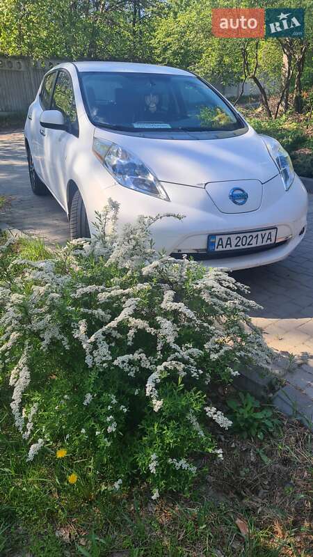Хэтчбек Nissan Leaf 2015 в 