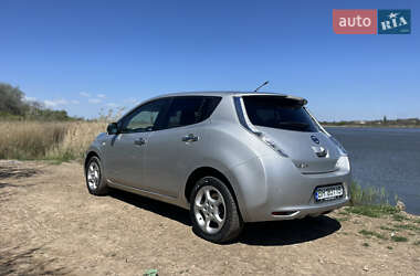 Хэтчбек Nissan Leaf 2012 в 