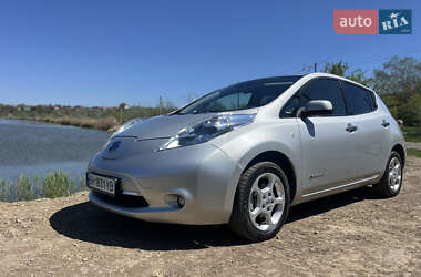 Хэтчбек Nissan Leaf 2012 в 