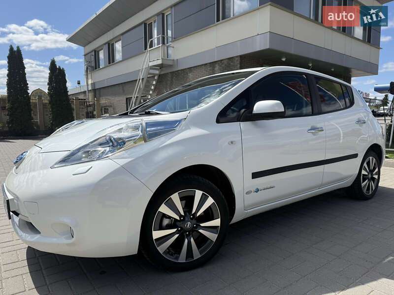 Хетчбек Nissan Leaf 2015 в 
